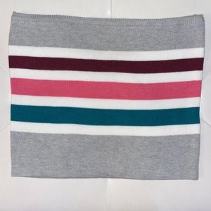 Strapless halter top.